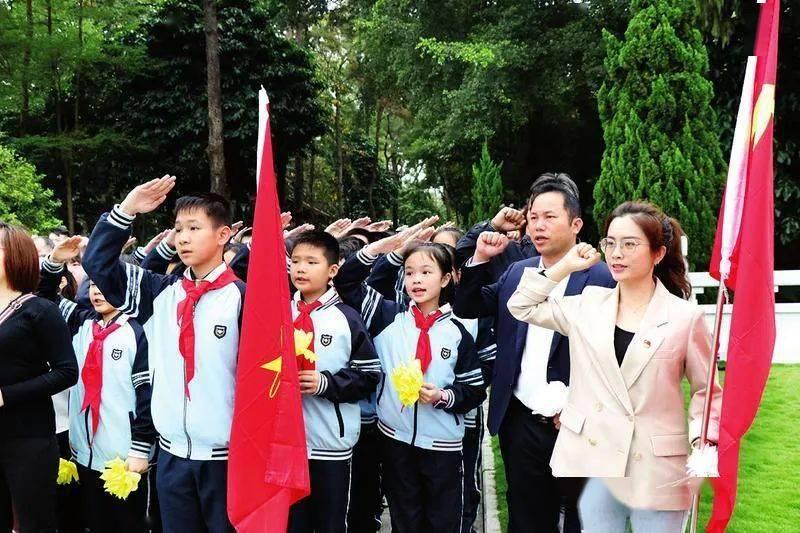 心疼！他们灭完火，身上却结了冰