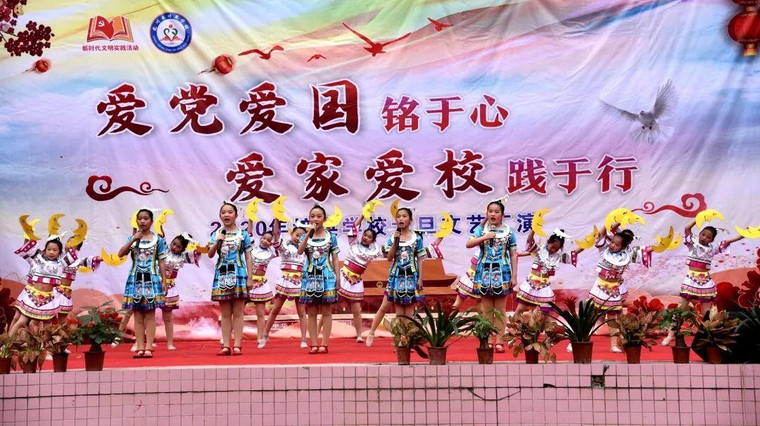 不丹老国王有4个王后10个子女,比跟妻子分居46年的莫迪,显年轻