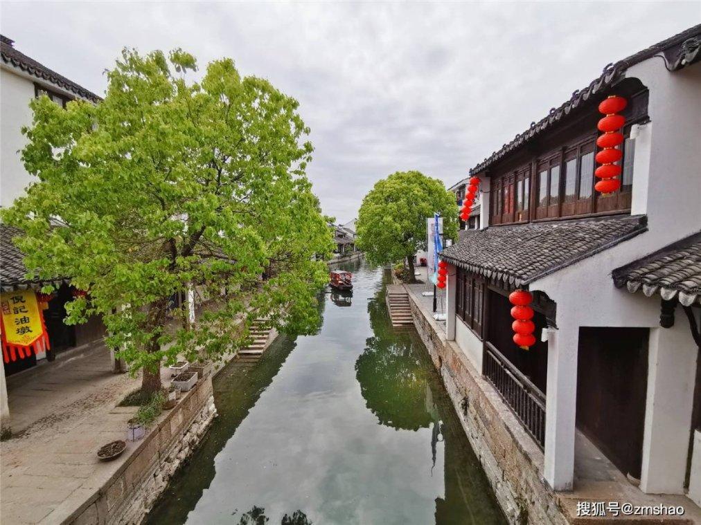 学校附近玩的地方多不多啊 学校网络怎么样啊 需不需要到时候在宿舍安装宽带啊 移动的手机卡怎么样啊