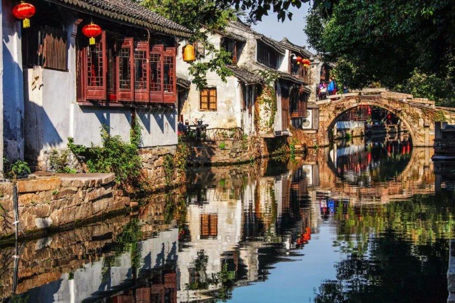 华裔掌握着这个国家全部经济命脉,地位无人能撼动,谁都不敢惹